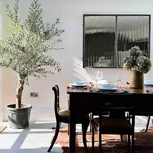  Holiday home Luxury Centre Townhouse - Sleeps 6 United Kingdom